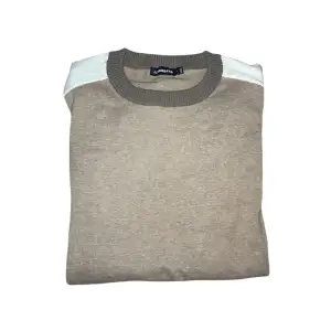 Säljer en elegant beige crew neck med detaljer i svart och brunt. Den är finstickad i högkvalitativ bomull, vilket ger en mjuk och bekväm känsla. Perfekt för en avslappnad men stilfull look. I mycket gott skick!  Tveka inte på att höra av dig✨