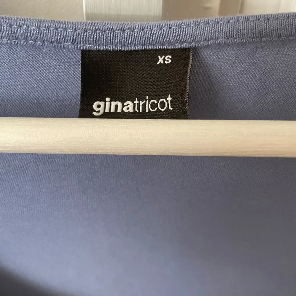 Super fin blå topp med slits i ärmarna, i fint skick . Neuletakit & Villapaidat.