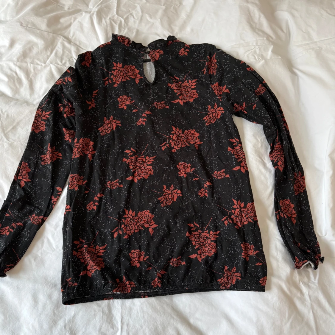 Svart blommig topp från House of Lola - 1