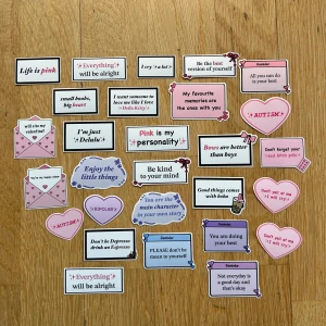 Text klistermärken 💌 - Säljer klistermärken med olika citat och budskap. Perfekta för att dekorera anteckningsböcker, andra ytor. Designade av oss! 🤍 Pris: 8 kr/styck, med rabatter vid köp av flera. Går att köpa med frimärke (frakt 18 kr) eller via plick köp nu! (Kontakta oss) 🩷