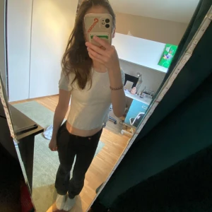 Grå tröja - Kortärmad grå ”magtröja” från h&m❤️ den är lite kortare vid magen men går att dra ner lite om man vill❤️ den är storlek M men passar som S. I helt nytt skick❤️