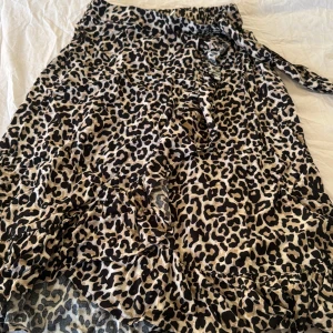 Leopard kjol - Fin kjol till sommaren,använd en gång,skriv för mer bilder💕