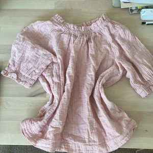 Rosa Stockholm stil blus - En jätte fin blus som jag tyvärr måste sälja efter som att den e för liten!💘Änvänd ett fåtal gånger och är från Gap, pris kan såklart diskuteras!💞