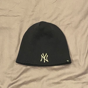 New York mössa - Säljer den här snygga New York mössan då jag inte använder den. Väldigt få tecken på användning. One size. Skriv för fler frågor.