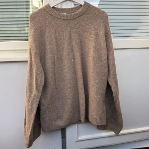 Stickad tröja ARKET - Supermysig stickad tröja ifrån ARKET, den är i 31% alpacka och 31% ull💓 Tröjan är i använt skick och har en vit fläck framtil, den är köpt secondhand så vet tyvärr inte vad det är, inte tvättad så den har en liten skum lukt till sig vilket kan gå bort o tvätten samt fläcken kan bli mindre synlig😇💓