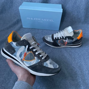 Philippe Model skor  - Säljer ett par Philippe Model skor som är i storlek 43! Bara skorna medkommer vid köp! Hör gärna av dig om du har frågor! 