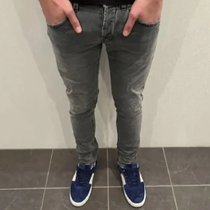 Dondup jeans - Gråa dondup med slitningar på båda knän. Killen på bilden är ca 180. Pris går att diskutera. Skriv vid frågor!