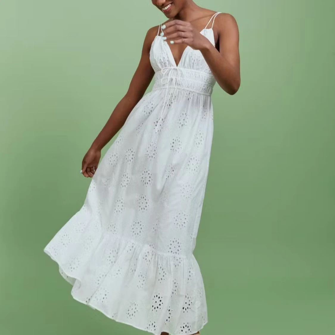 Vit sommarklänning med spetsdetaljer - 1