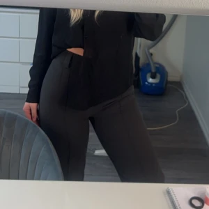 Kostymbyxor - Kostymbyxor som inte kommer till användning (passar mig som vanligtvis har s i byxor) hör av dig vid frågor och funderingar 💕