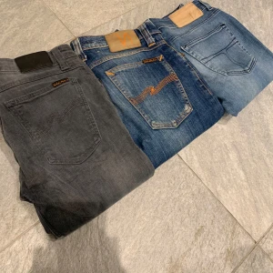 Nudie och tiger jeans - Säljer tre par jeans i olika färger och tvättar. Ett par är mörkgrå, ett par är klassiskt blå med ljusa slitningar och det sista paret är ljusblått med en lätt distressed stil. Perfekta för en avslappnad stil. De säljes i bundle men annars kan man köpa de styckvis på min sida men detta är om man vill få en bättre deal!👍🏼De är storlek W27 och 28 och mer info finns på min sida!👍🏼