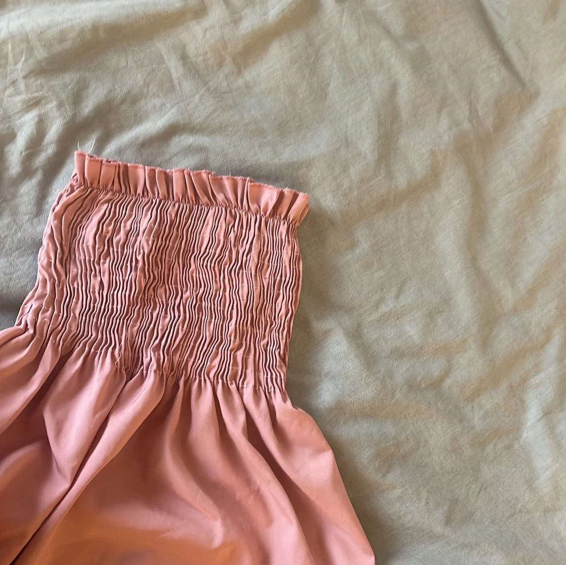 Rosa tubtopp med smockdetaljer  - 1