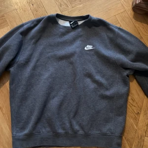 Grå sweatshirt från Nike - Säljer en klassisk grå sweatshirt från Nike 