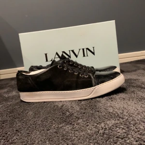  Lanvin cap toe  - Pris=1899, skick=7/10, storlek=44-45, ingår=box och dustbag, Frakt=inom 24 timmar efter köp, defekter= cap toen är lite sliten och finns tecken på användning på mockan, lagat en defekt som inte syns vid användning, kontakta mig om minsta lila ⚜️