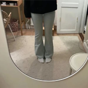 Ljusblå lågmidjade bootcut jeans - Snygga ljusblå bootcut jeans med låg midja. Långa i benen på mig som är 165. Nypris 700kr på bikbok. Waist: xs lenght: 33