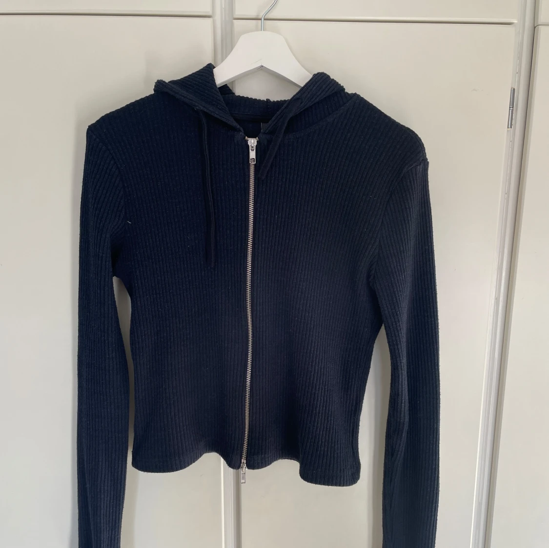Svart ribbad hoodie - 2
