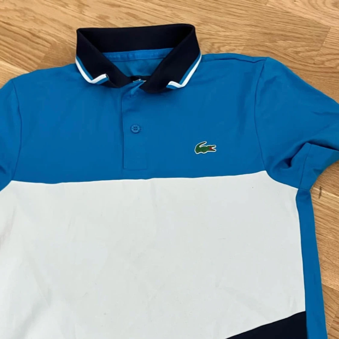 Blå och vit pikétröja från Lacoste - 1