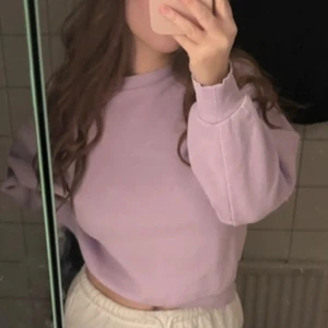 sweatshirt  - Från gina tricot, använd ett par gånger men är i fint skick😍 strl 34. Jättefin lila färg 💜 