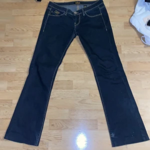 Utsvängda mörkblå jeans från Killah - Så fina, aldrig använda men är en aning stora därför säljs de. Midjemått rakt över-40cm. Längd-105cm och innerben 79cm. stretchiga!!