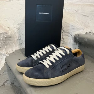 Saint Laurent skor - Hej! Säljer nu dessa riktigt snygga Saint Laurent skor, givetvis äkta! Riktigt bra skick 9,5 /10( Allt Og medföljer). Storlek 42 men kan även passa 43