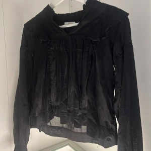 Gina Tricot blus - En jätte fin svart blus från Gina Tricot i storlek 146-152. Passar så bra både till vardag och fest💞 SKRIV OM NI HA FRÅGOR!!😊  