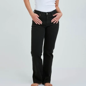 Svarta LOW STRAIGHT JEANS 990 - 24/30 // 📍: bikbok