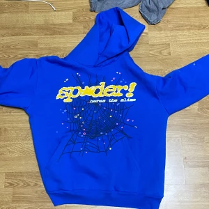 Blå spider hoodie - Jag säljer min riktigt snygga spider hoodie. Jag skulle skicka tillbaka den men fick inget svar av kundtjänsten vilket gjorde att jag nu får sälja den här. Aldrig använd, bara testad. Inga hål eller riv märken. Det står size M men passar mycket bra till L.