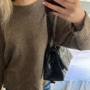 Brun stickad tröja - Jätte fin stickad tröja! Från Cubus, storlek L men passar även S/M då den är finast oversized💕