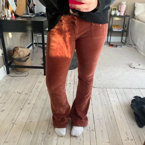 Jeans - Lågmidjade jeans med utsvängda ben o coola detaljer från Superdry❤️