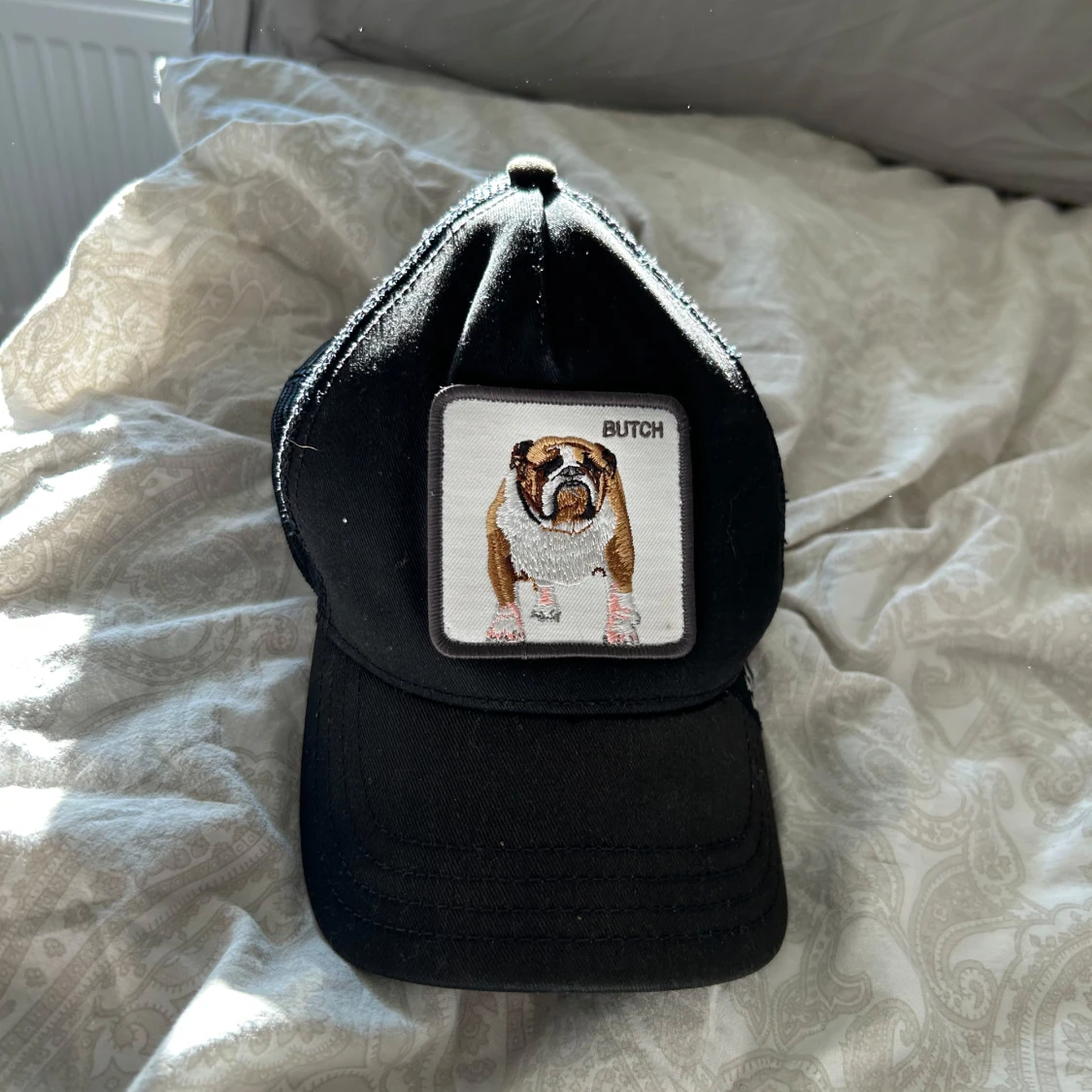 Svart keps med broderad hund - 1