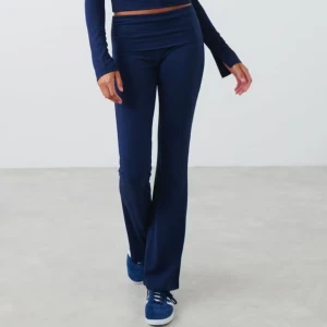 Mörkblå yoga pants - Mörkblå yoga pants från ginatricot. Soft touch folded trousers. Använda men i väldigt fint skick. Storlek xxs och köpta för 359kr och säljer för 190kr, köpare står för frakten💙