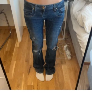 Ltb jeans valerie - Ltb jeans valerie med hål på. Köpta på Plick för 400kr för ett tag sedan och knappt använda sen dess. Passar på mig som är 174 och brukar ha w26. Bilder från förra ägaren skriv privat för nya💗