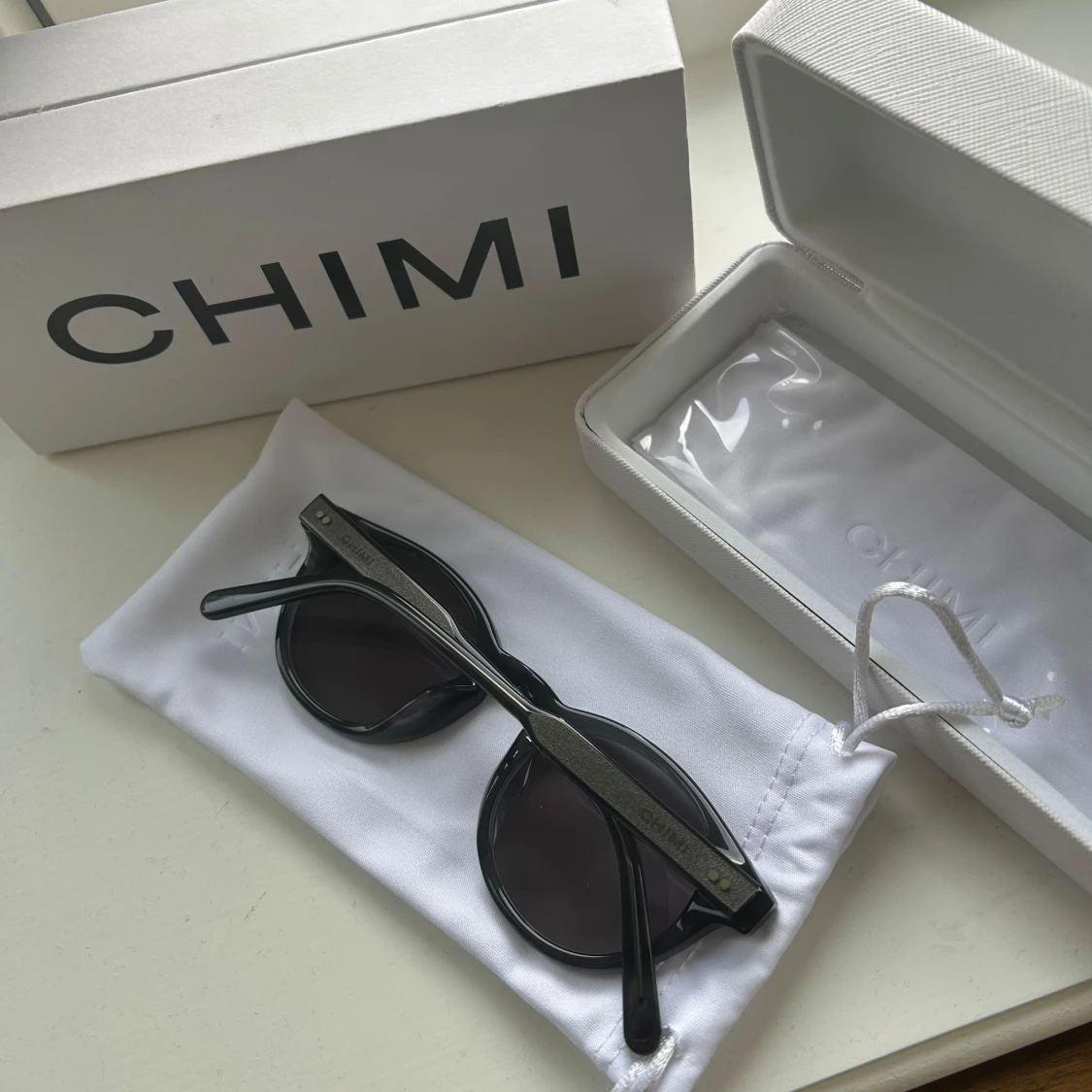 Mörkgråa solglasögon från CHIMI - 1