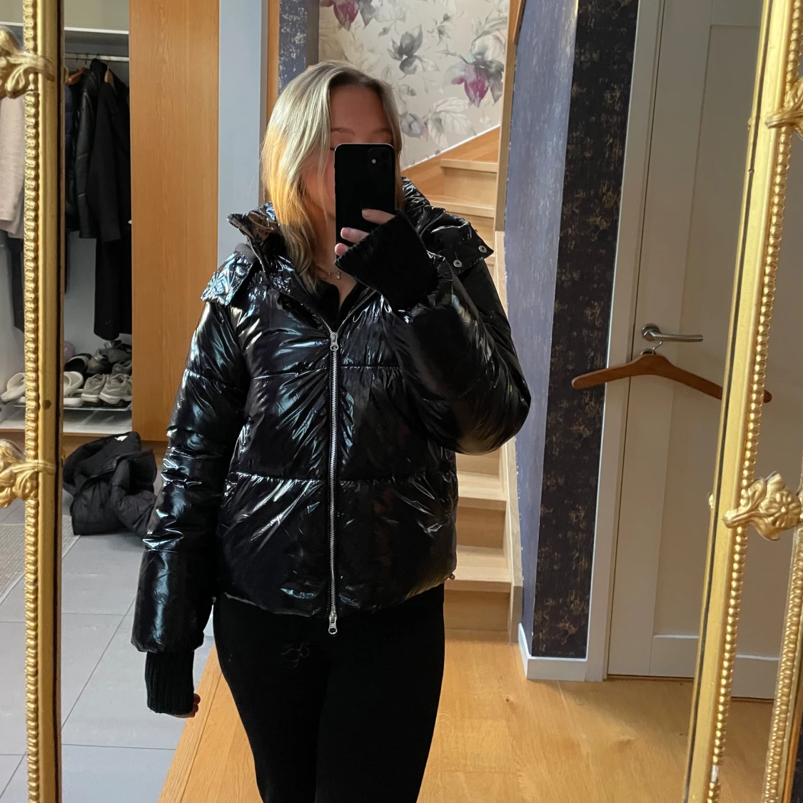 Svart glansig pufferjacka från Nelly
