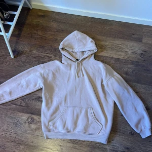 Beige hoodie - Säljer en stilren beige hoodie med känguruficka framtill och justerbar huva. Perfekt för en avslappnad look. Passar bra till både jeans och mjukisbyxor.