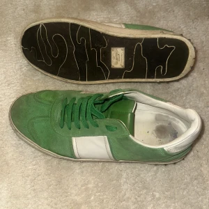 Valentino flycrews - Tja! Säljer nu några snygga valentino flycrews i grön färg i storlek 43, dom är ändå i hyfsat bra skick, bara tre nitar saknas. Säljer dessa skor eftersom jag har vuxit ur dom.