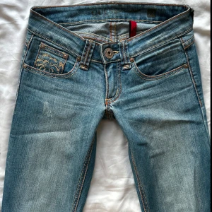 Super low rise bootcut jeans - Jättesnygga blå jeans från Guess med broderad logga på bakfickan. ⭐️