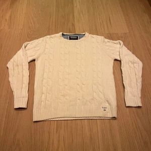 Vit stickad tröja från Bondelid - Mycket fin stickad tröja från Bondelid. Tröjan är i superbra skick och passar perfekt för den kommande våren! Pris kan diskuteras vid snabb affär😉🙌