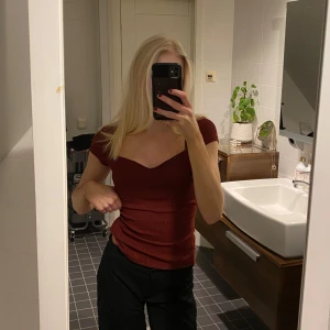 Vinröd topp - Superfin vinröd topp som endast använts en gång, superbra skick!💕