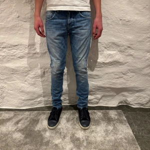 Blå Dondup George jeans med slitningar - Säljer ett par riktigt feta Dondup Ritchie jeans med slitningar framtill, de är i en straight passform. Killen på bilden är 185cm lång! Var nu inte rädd att höra av dig vid frågor eller funderingar! Pris kan diskuteras!