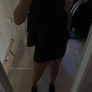 Volang kjol/topp - Säljer nu denna volangkjol som jag personligen andvänt som en volangtopp, säljer denna pga att den bara legat i garderoben. Den är sann i storleken (S) och sitter som den ska både om man bär den som en tröja eller kjol❤️ skriv om ni undrar något 🥰