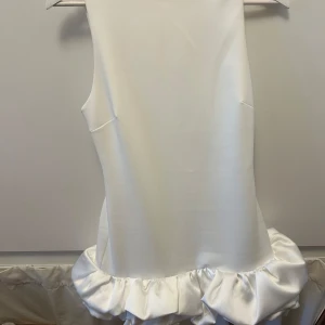 Vit klänning från Zara - Jättefin klänning från Zara! Inga tecken på användning 🩷PERFEKT till studenten! Säljer pga för liten. Strl M men liten i storlek 🥰inbyggda shorts 