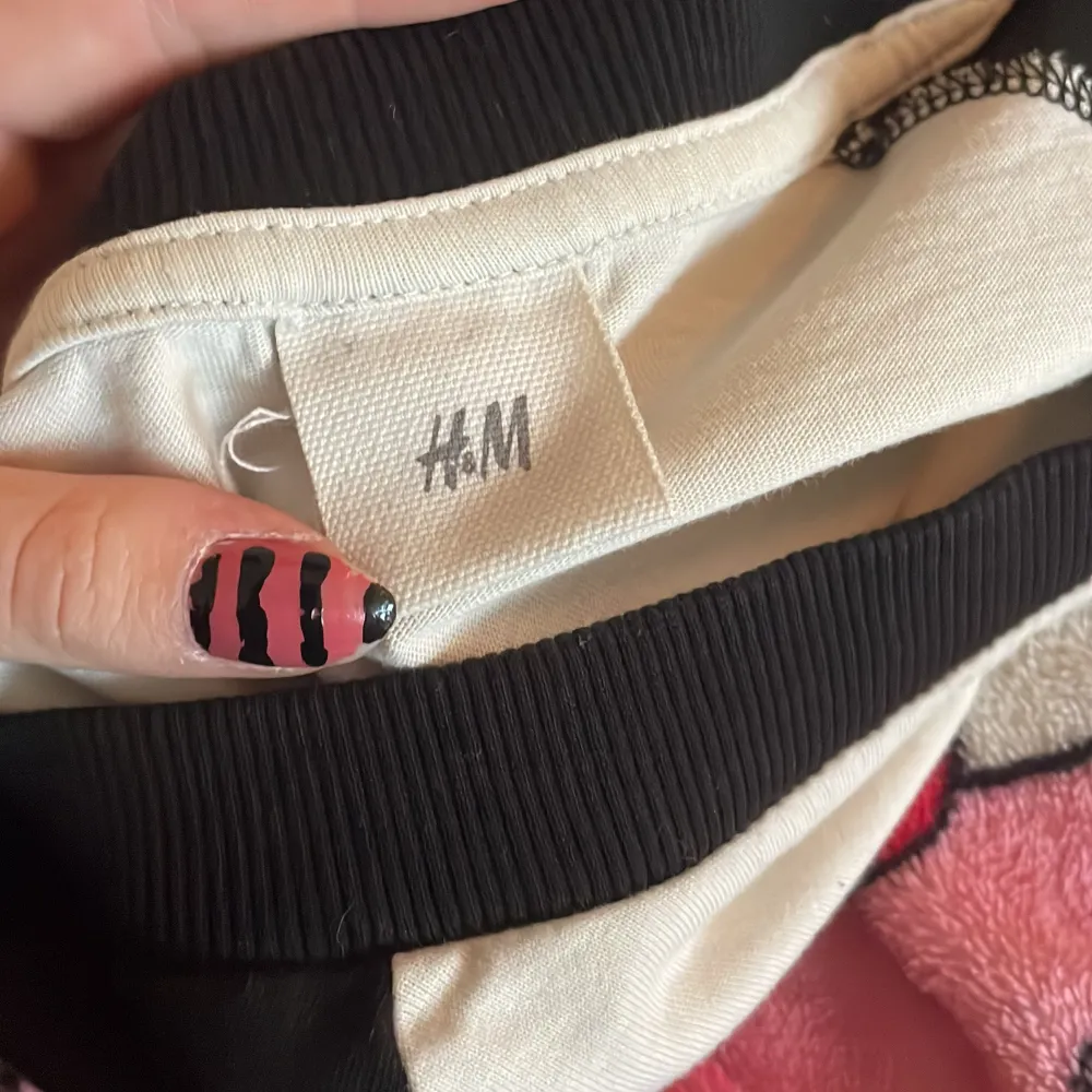 Köpte second hand, tror det är en mans tröja med 3/4 armar men sitter som en vanlig långärmad på mig . Neuletakit & Villapaidat.