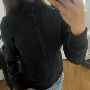 Mörkblå tygjacka - Jättefin mörkblå tyg/jeansjacka 💓