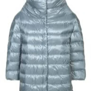 Herno liknande jacka! - Herno liknande trekvartsärmad jacka från märket Armani jeans . Vändbar från ljusblå till marinblå.  Så fin och nästa aldrig använd så i nytt skick!