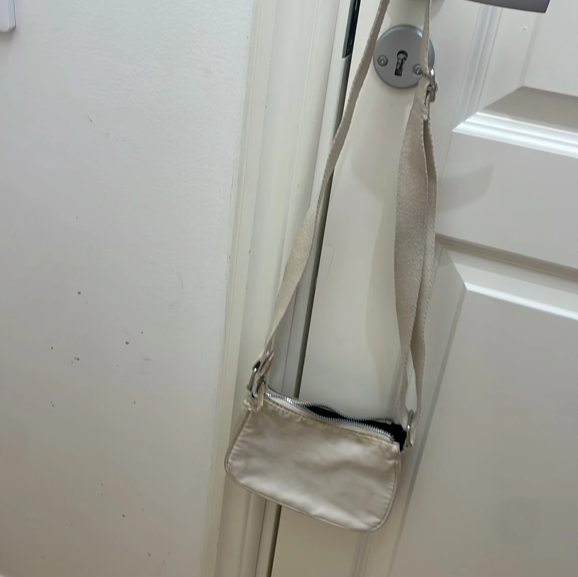 Beige axelväska med dragkedja