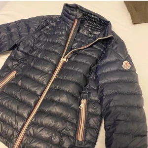 Moncler jacka - Moncler Daniel jacket. Den är i bra skick. Den är mörkblå och är i storlek s/1 tar emot byten. Bara att skriva vid frågor samt intresse.