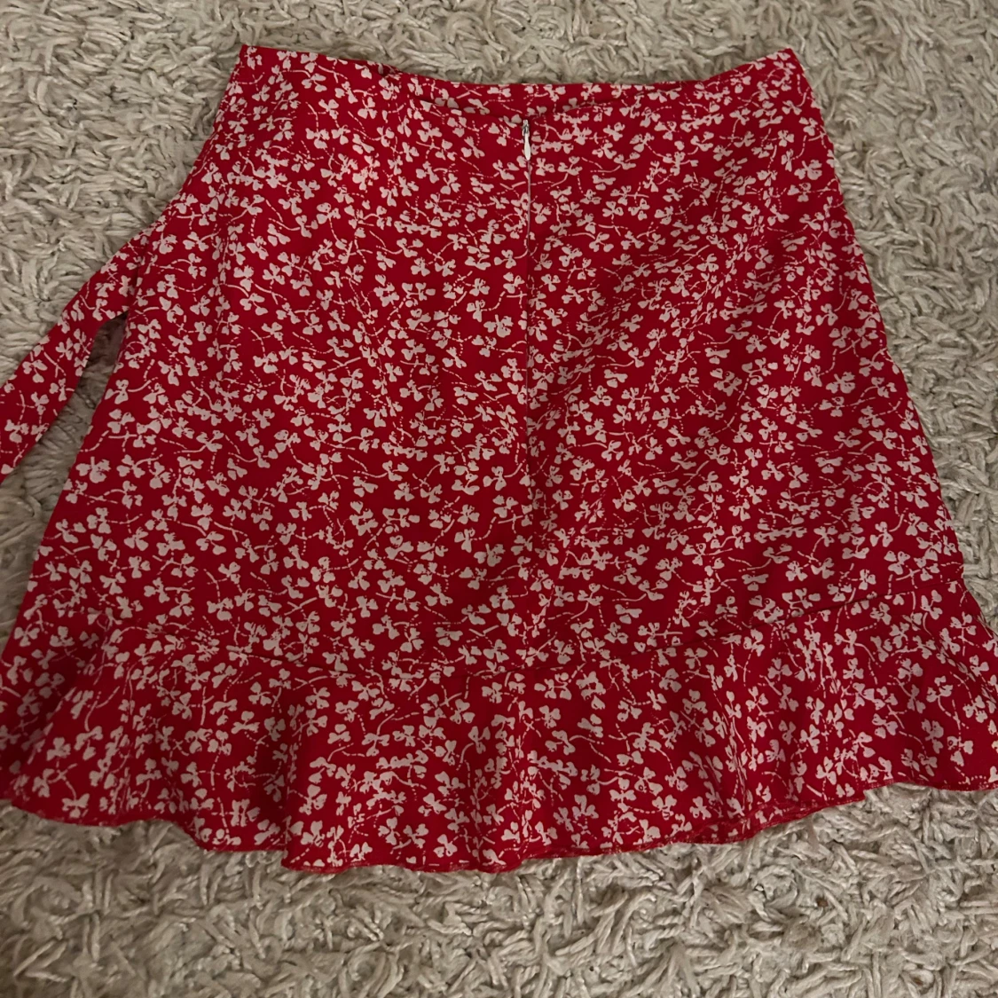 Röd blommig kjol med knytband - 1