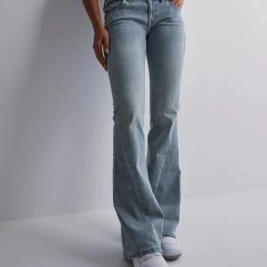 Blå True religon jeans  - Snygga blå bootcut jeans med klassisk femficksdesign och knappdetaljer på bakfickorna. Perfekta för en avslappnad stil med en touch av retro. Passar bra med sneakers eller boots. I modellen ”joey low rise flare”❤️‍🔥❤️‍🔥Säljer pga de är för stora 