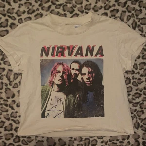 Nirvana t-shirt - Säljer en beige/vit Nirvana t-shirt från HM.