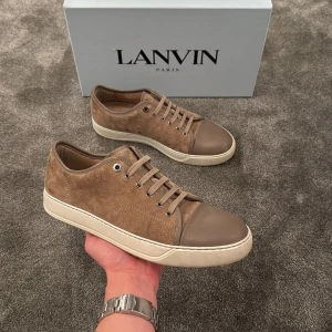 Lanvin (Nyskick) - Tjeeena, säljer nu dessa sjukt snygga Lanvins i storlek 41/42 eller UK7! Skorna har en schysst ljusbrun färg och är perfekta för våren/sommaren☀️ Box ingår🤝 Skick 9,5/10, Snabb affär = Bättre pris🍾🌟 Hör av er vid funderingar🍾🙌🏽💯